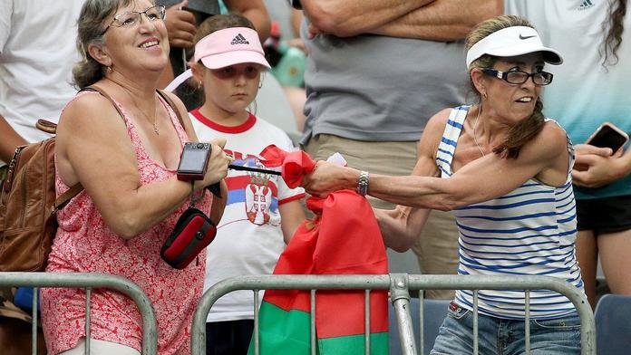 Fanynky se rvaly o čelenku, ochranka je musela vyvést