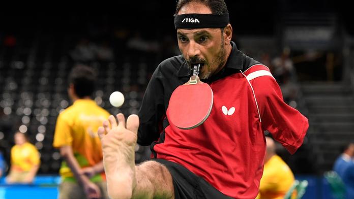 Úžasný Egypťan udivil Rio: Přišel o ruce, tak vzal pálku do zubů!