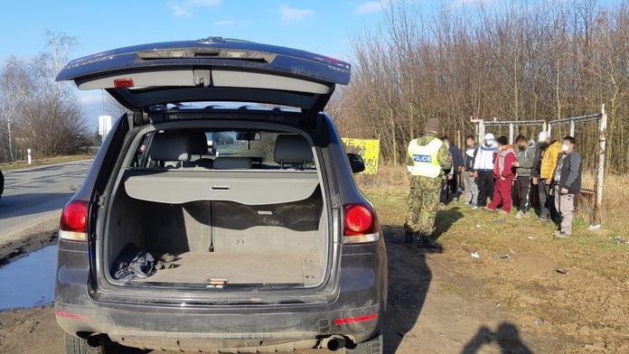 Policisté na Brněnsku zastavili auto! Nestačili se divit, kolik bylo uvnitř lidí