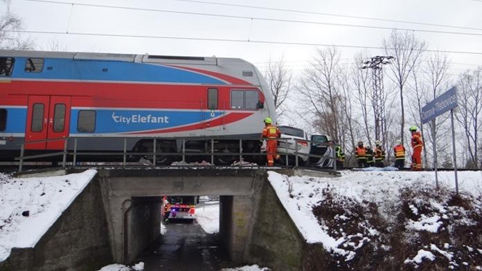 Rychlík v Praze smetl na přejezdu auto, vyjely náhradní autobusy!