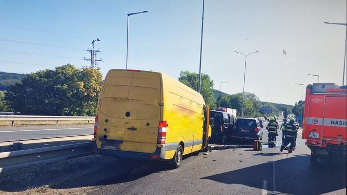 Tragická nehoda tří aut na D10: Jeden mrtvý a čtyři zranění