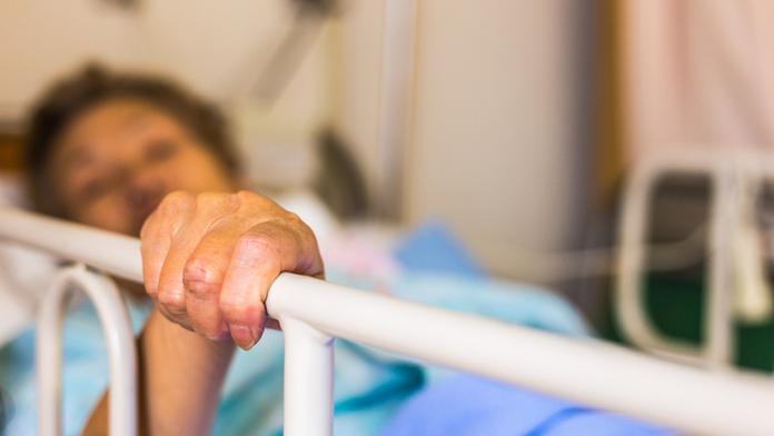 Každý třetí nakažený senior skončí v nemocnici, ukazují data
