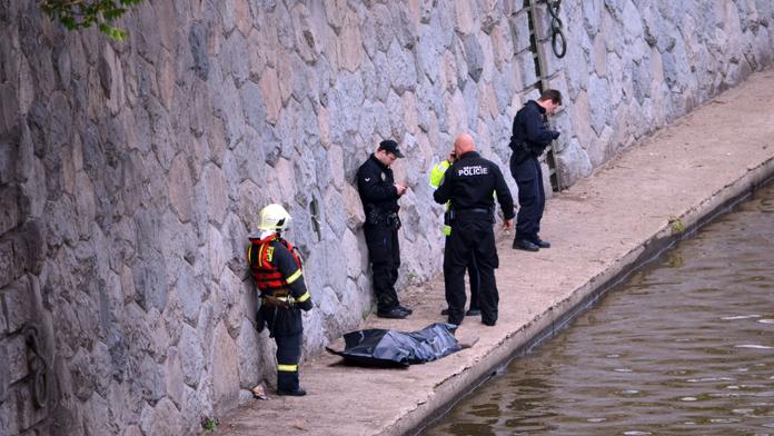 Žena nepřežila pád z šestimetrové zídky