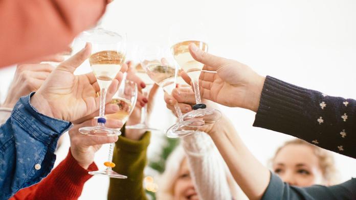 Odbourat alkohol mastným jídlem? Je to mýtus, říká lékař