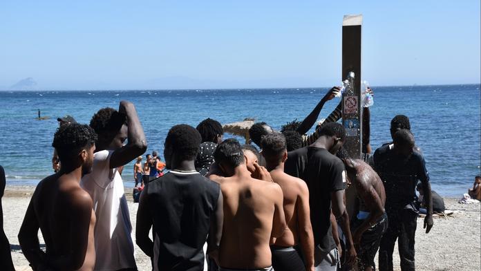 Situace v Ceutě houstne. Domobrany pořádají noční hony na migranty