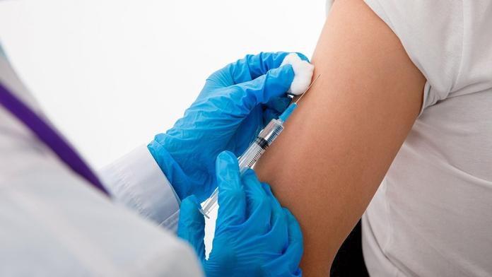 Srovnání vakcín proti covidu: Studie odhalila, že některé jsou rizikovější