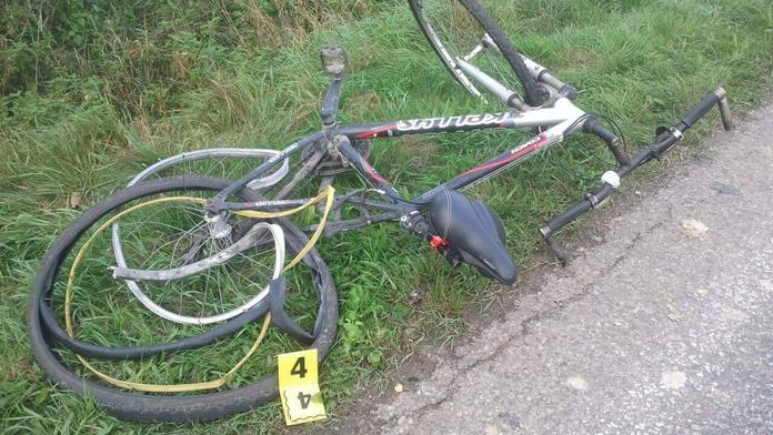 Řidič nepochopitelně strhl řízení do protisměru. Tam smetl cyklistu