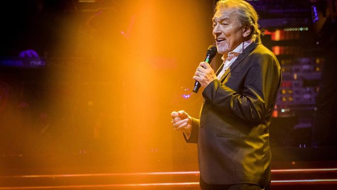 Karel Gott prozradil, co teď dělá! Pomáhá mu další hudební legenda