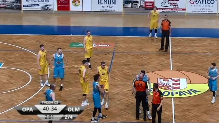 Basketbalový skandál! V Opavě napadl hráč rozhodčího! VIDEO