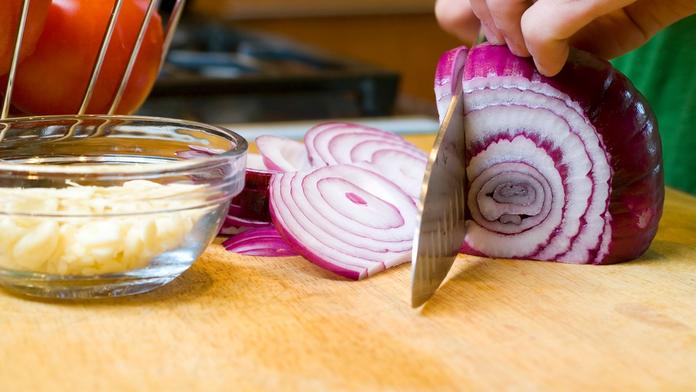 Víte, proč při krájení cibule brečíme? Triky, jak tomu zabráníte