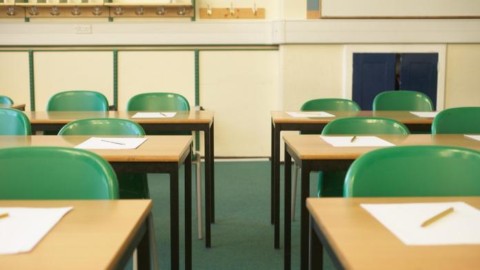 Brutální útok na gymplu: Student při výuce zmlátil učitelku. Ředitelka se ho zastává