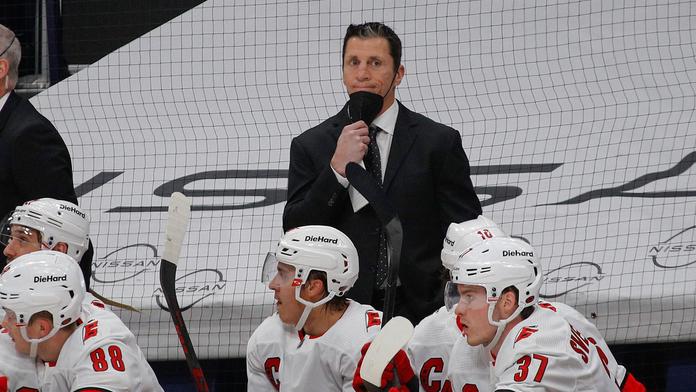 Rod Brind'Amour na lavičce Caroliny