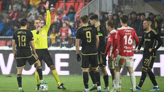 VAR opravoval správně. Branka proti Spartě přišla z ofsajdu