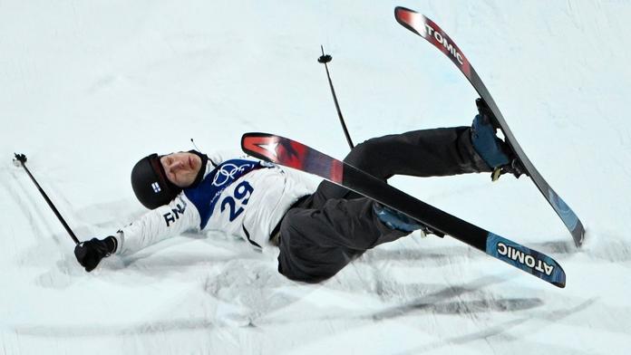 Hrozivý pád na olympiádě. Finský lyžař zůstal bezvládně ležet