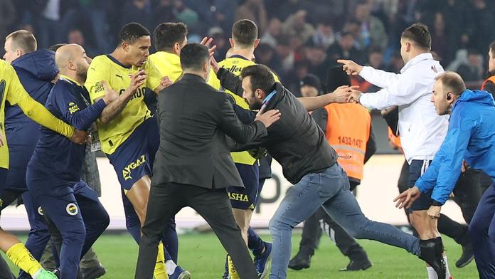 Fanoušci napadli hráče Fenerbahce. Prala se i bývalá hvězda Chelsea