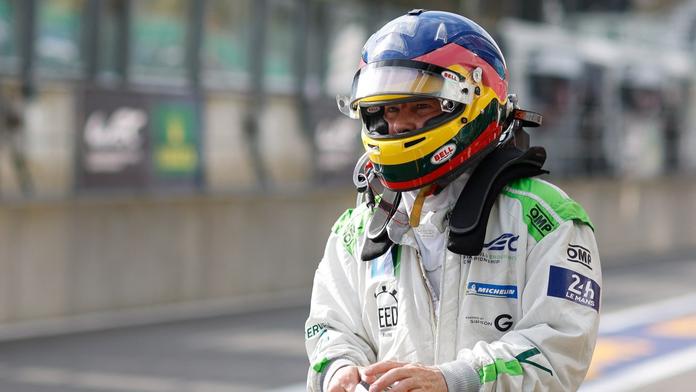 Kuriózní nehoda šampiona F1. Při cestě do Austrálie uvázl na záchodě