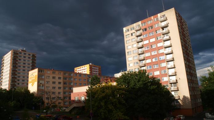 NEŠTĚSTÍ: Školačka (14) vypadla ze sedmého patra! Co se stalo?