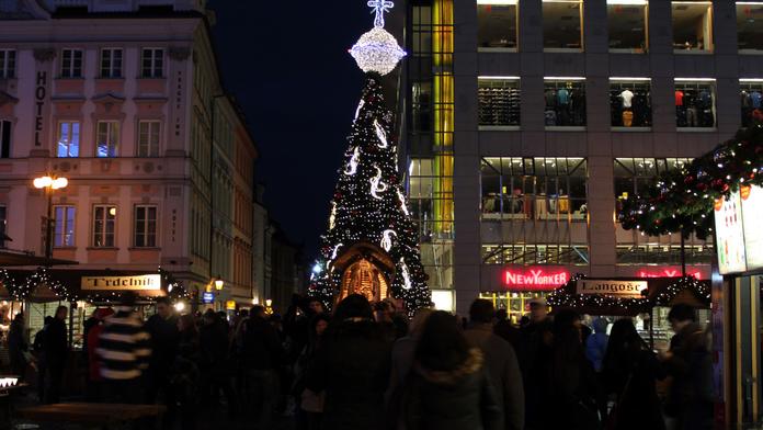 Neznámý zloděj v Ostravě ořezal VÁNOČNÍ STROM! Ztratily se i ozdoby!