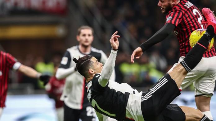Ta byla přísná! Ronaldo vzal Zlatanovi výhru penaltou v poslední minutě