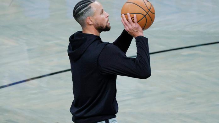 Neuvěřitelný Steph Curry! V tréninku trefil přes sto trojek v řadě