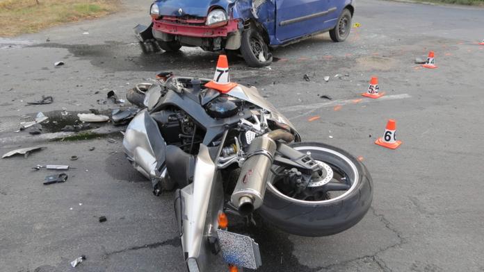 Tragická nehoda: Motorkář srazil chodkyni (47), na místě zemřela
