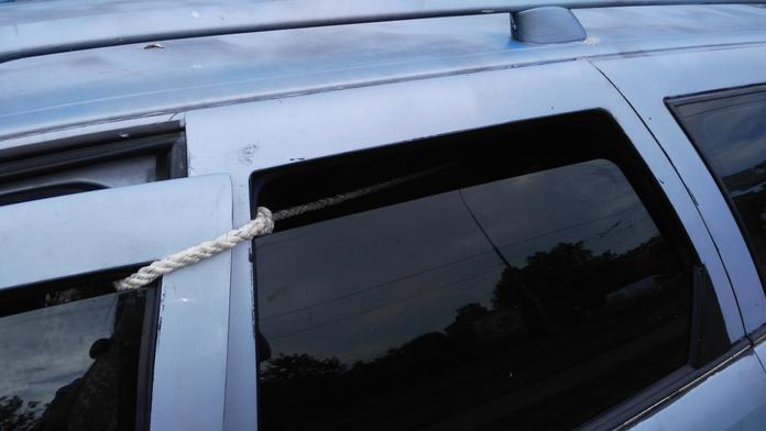 Auto drželo v kuse jen díky provazu a páskám. Řidič měl zákaz řízení
