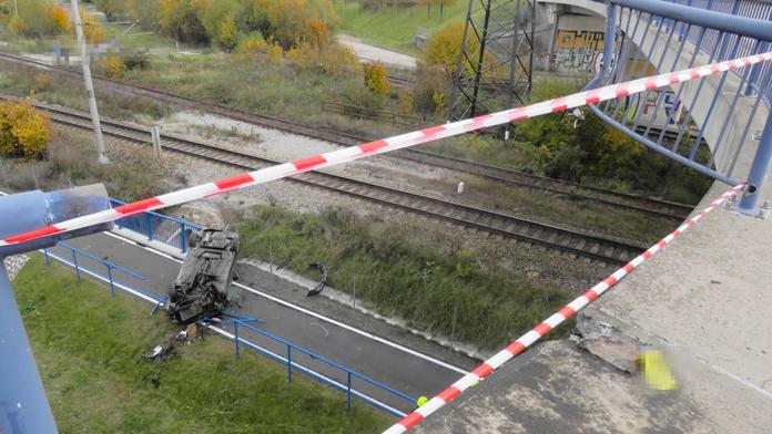 Hrozivá nehoda mladého řidiče. Po saltě z mostu dopadl na cyklostezku