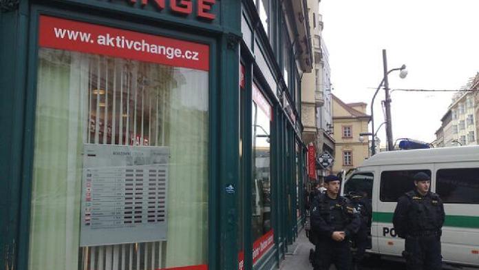Prali pět miliard. Protikorupční policie měla manévry
