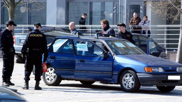Muž se chtěl upálit na protest proti zneužívání úřední moci