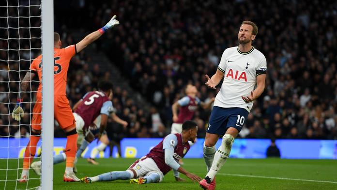 Tottenham doma padl s Aston Villou, Chelsea remizovala s nováčkem