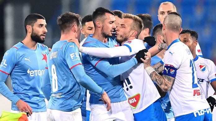 Šest gólů, dvě penalty i dvě červené. Slavia proti Baníku urvala bod