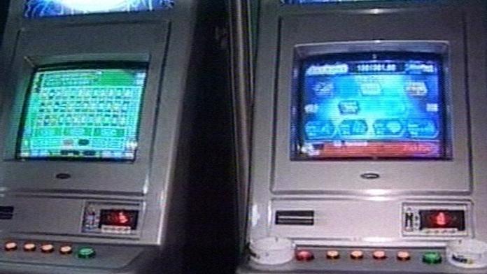 CHTĚL UŠKRTIT SVÉHO OTCE! Kvůli výhře v automatech