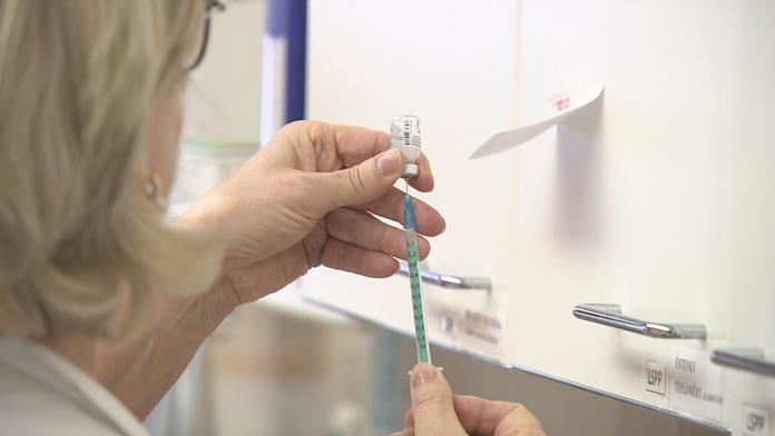 Evropa schválila třetí vakcínu proti covidu-19. Dodá ji AstraZeneca