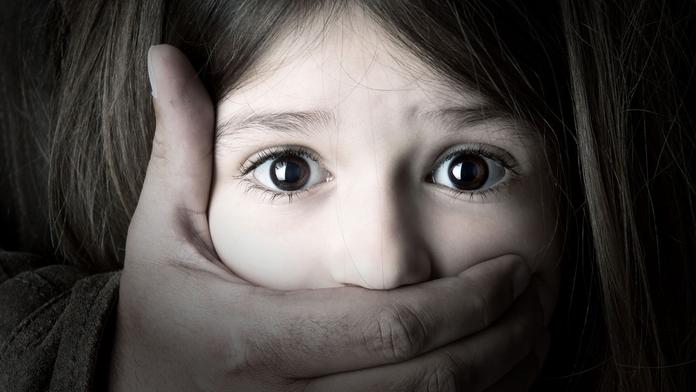 To není člověk! Pedofil znásilnil dívku. Pak dítě, které porodila!