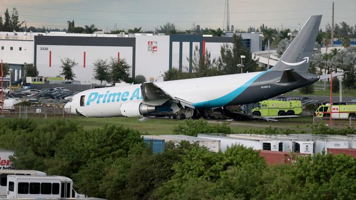 Nákladní letadlo v Miami přejelo při přistání ranvej a narazilo do několika aut