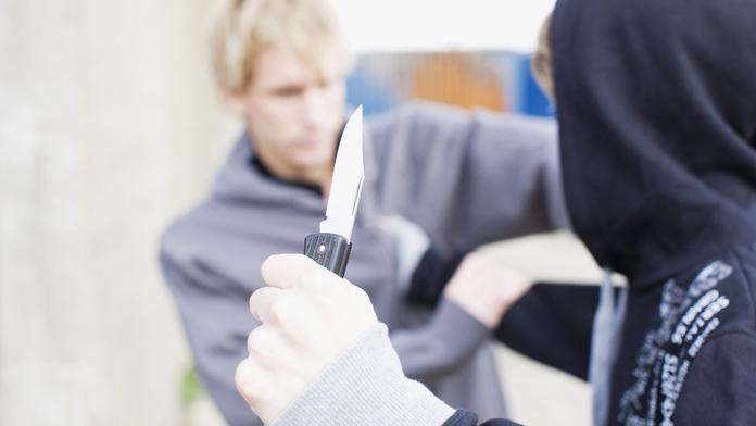 PŘEPADENÍ! Kluci (14) a (15) obrali s nožem vrstevníka! Přišel o mobil