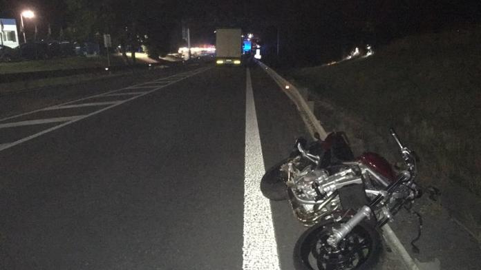 Na silnici ležela rozbitá motorka, v příkopu byl mrtvý motorkář