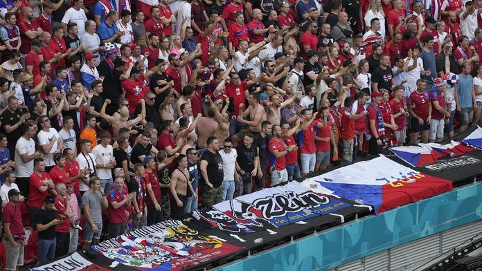 Fanoušci Maďarska vzpomněli na oběti tornáda, ukázali dojemný vzkaz