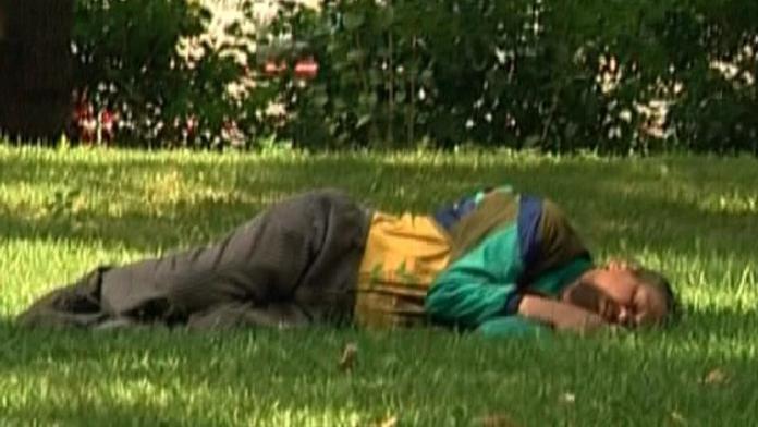 Města bojují proti opilým bezdomovcům