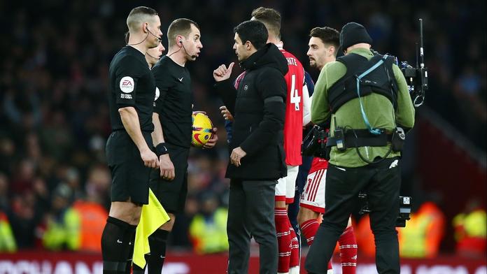 Rozhodčí poškodil Arsenal v boji o titul. Při gólové situaci přehlédl ofsajd