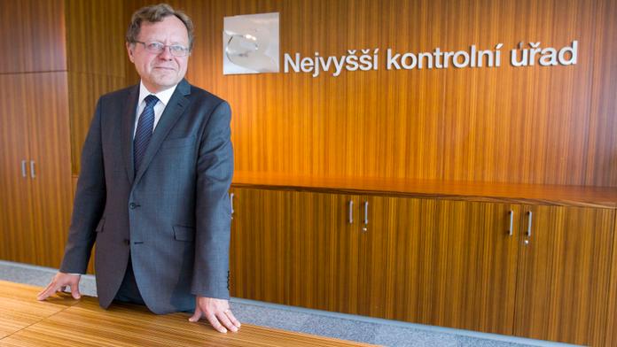 Úřad, který odhaluje rozkrádání státních peněz, teď sám čelí podezření z tunelování