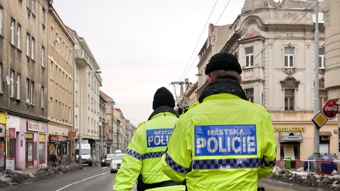 Žena volala strážníky do kadeřnictví. Důvodem byl zoufalý účes!