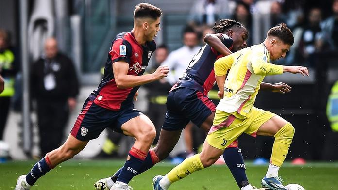 Juventus daroval bod Cagliari, Fiorentina zaskočila AC Milán