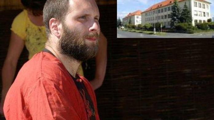 SVĚDECTVÍ MANŽELKY: Víme, proč si ředitel ZŠ Bor Šrámek prostřelil hlavu přímo ve škole