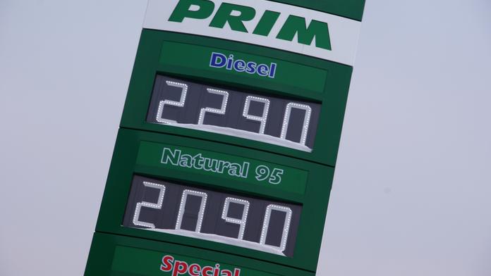Rekordně nízká inflace. Zlevňují benzín, auta i byty
