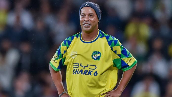 Legendární Ronaldinho se vrátí na hřiště. Sní o svém posledním profesionálním gólu