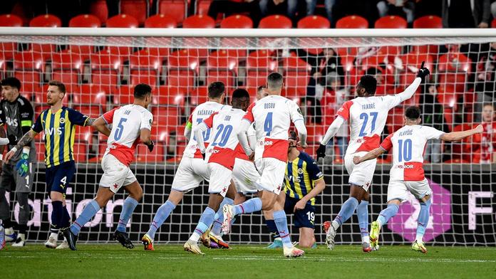 Slavia přehrála Fenerbahce a postupuje, Sparta končí
