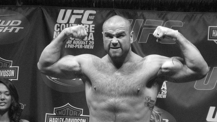 UFC zápasník zemřel. Tim Hague nepřežil knockout od soupeře