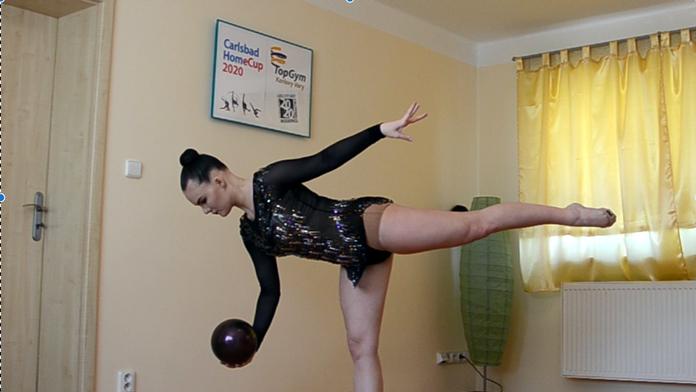 VIDEA. Gymnastky soutěží z obýváků! Sestava s míčem hned vedle gauče