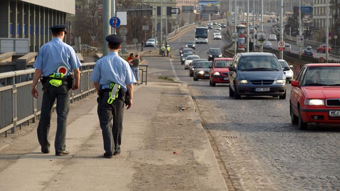 Policisté PRACUJÍCÍ PRO FILMAŘE byli OBVINĚNI z braní ÚPLATKŮ!
